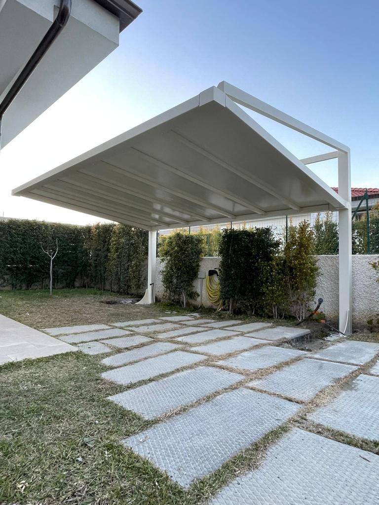 progetto di Garone Serramenti Asti per tettoia carport bianca per auto