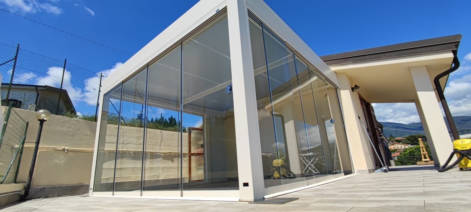 Moderna pergola predisposta di chiusure laterali scorrevoli Ciro Garone Asti