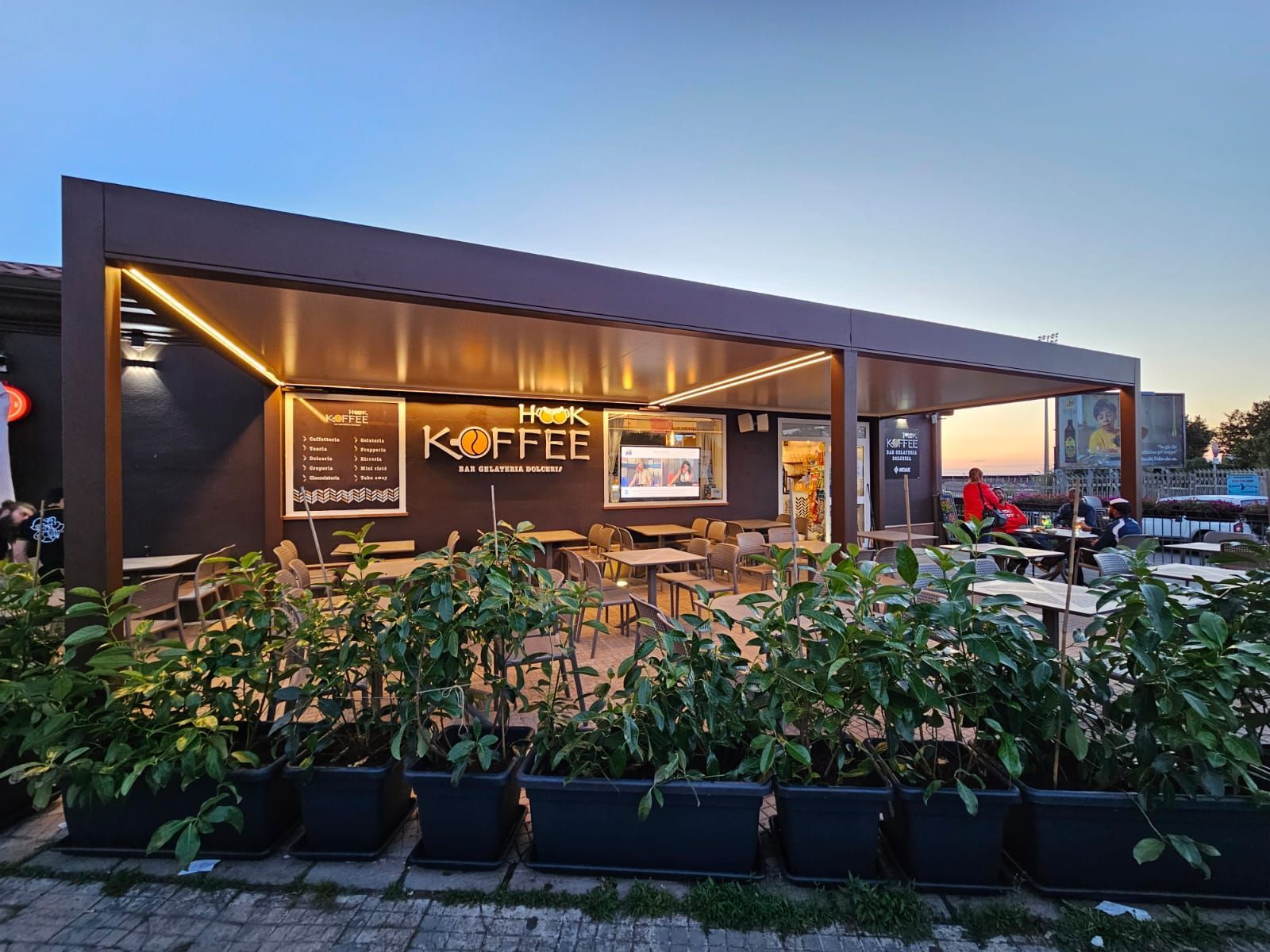 installazione di tettoia per attività commerciale personalizzata nelle colorazioni e finiture di chiusura Garone Serramenti Asti