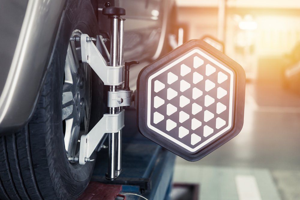 Une voiture est alignée avec une machine dans un garage.