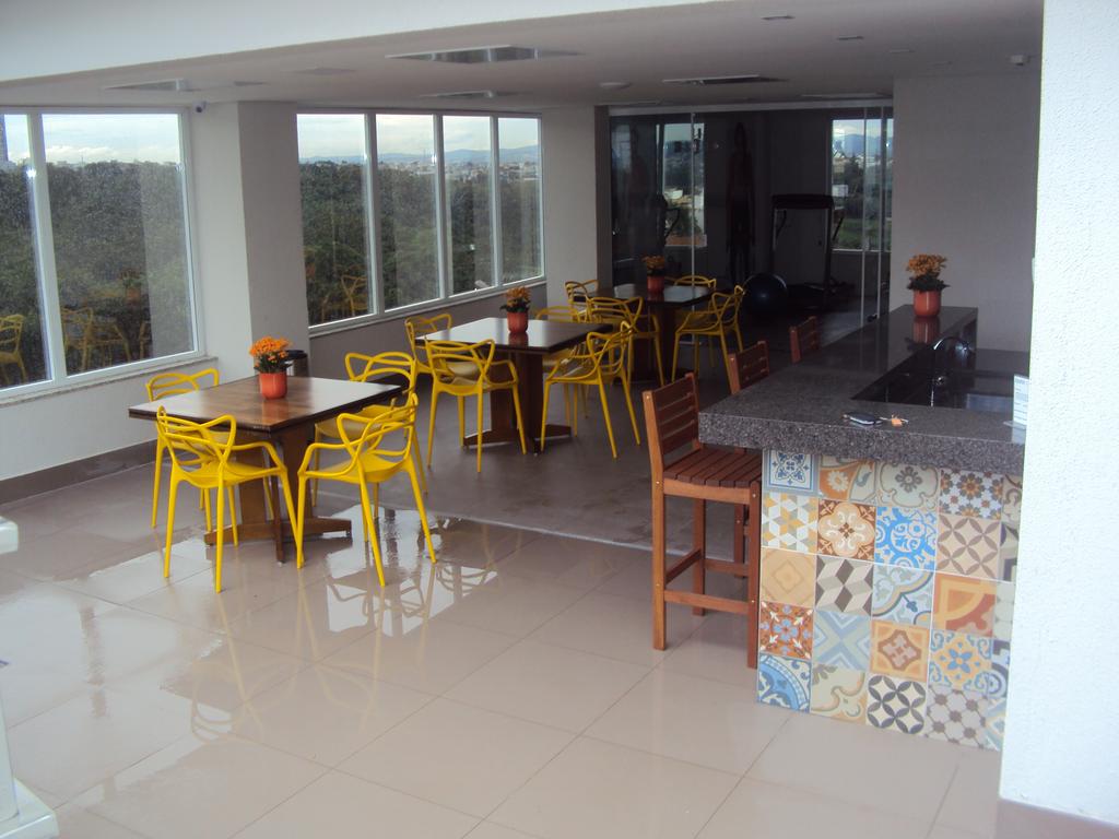 Uma sala grande com mesas e cadeiras e um bar