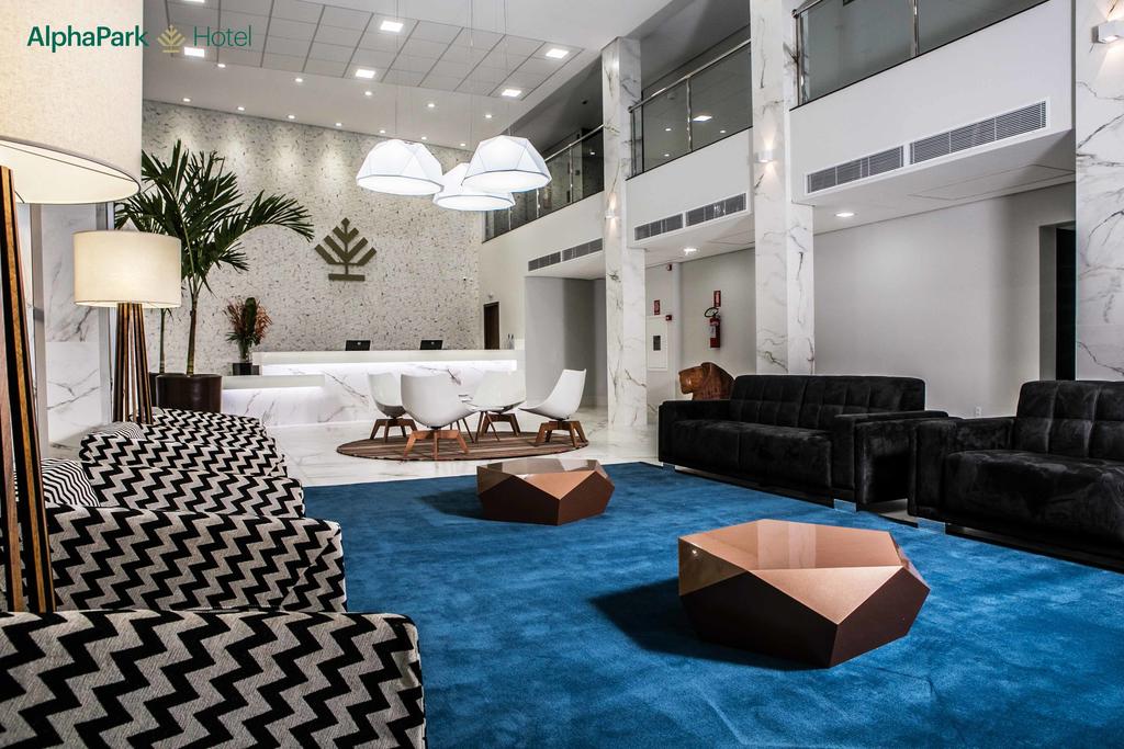 Um lobby de hotel com um tapete azul e móveis pretos e brancos