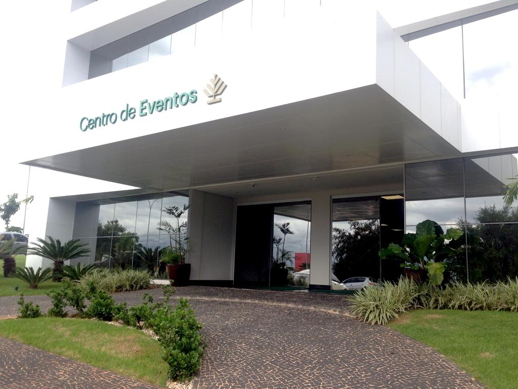 Um prédio com uma placa que diz centro de eventos