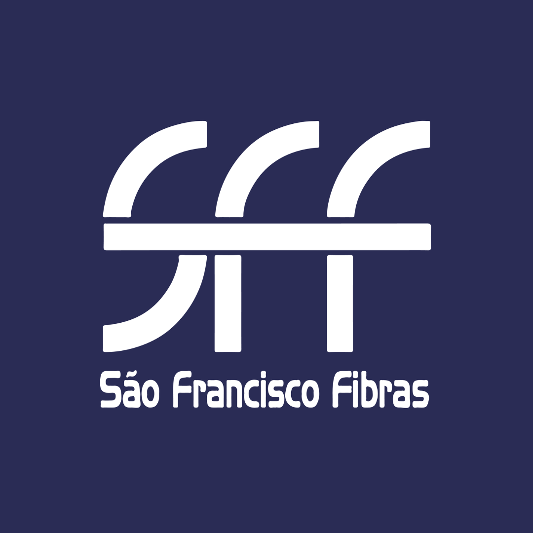 Um close do rosto de uma mulher usando um cachecol e uma jaqueta.