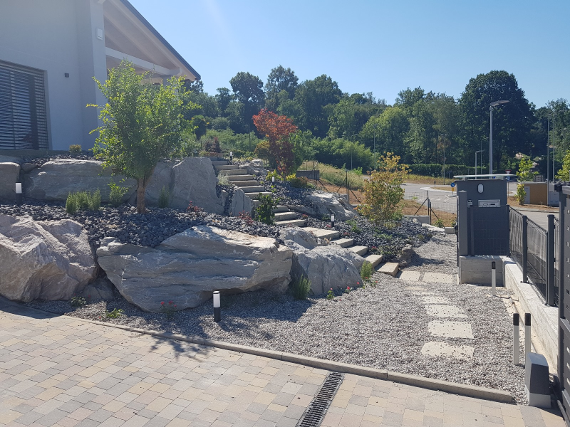 un parco acquatico pieno di persone e palme