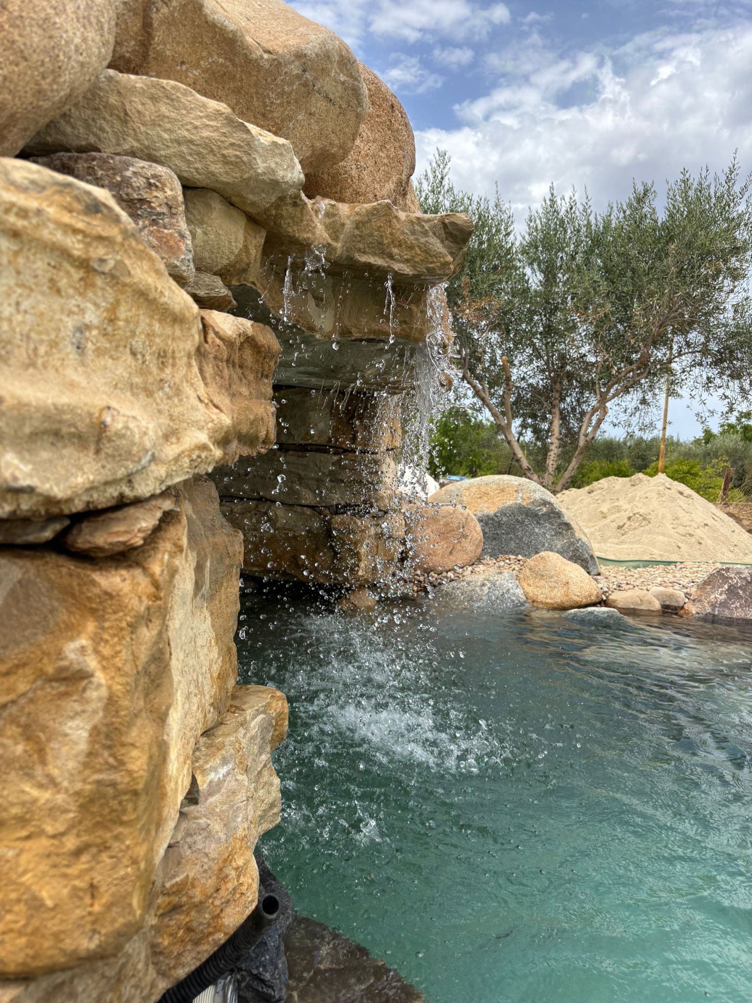 cascata da giardino realizzata da Rocks Design