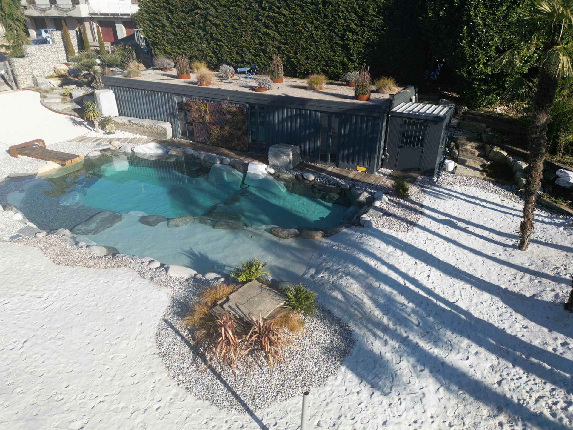 piscina naturale modello Caraibi con sabbia e rocce di Rocks Design