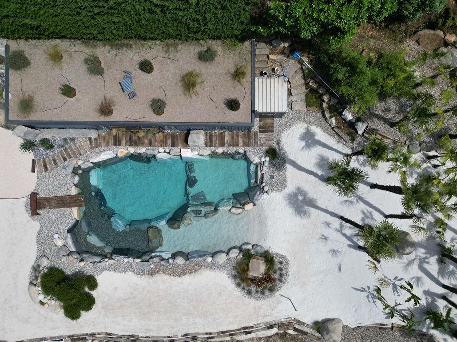 un parco acquatico pieno di persone e palme