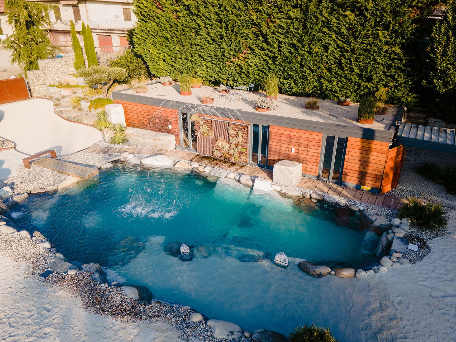 un parco acquatico pieno di persone e palme