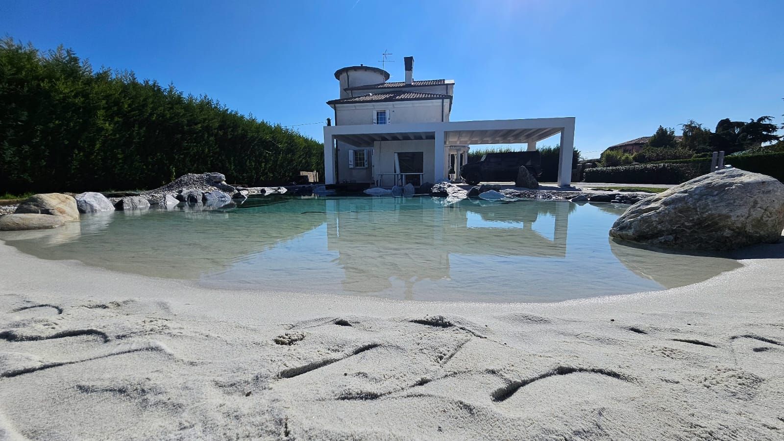 un parco acquatico pieno di persone e palme