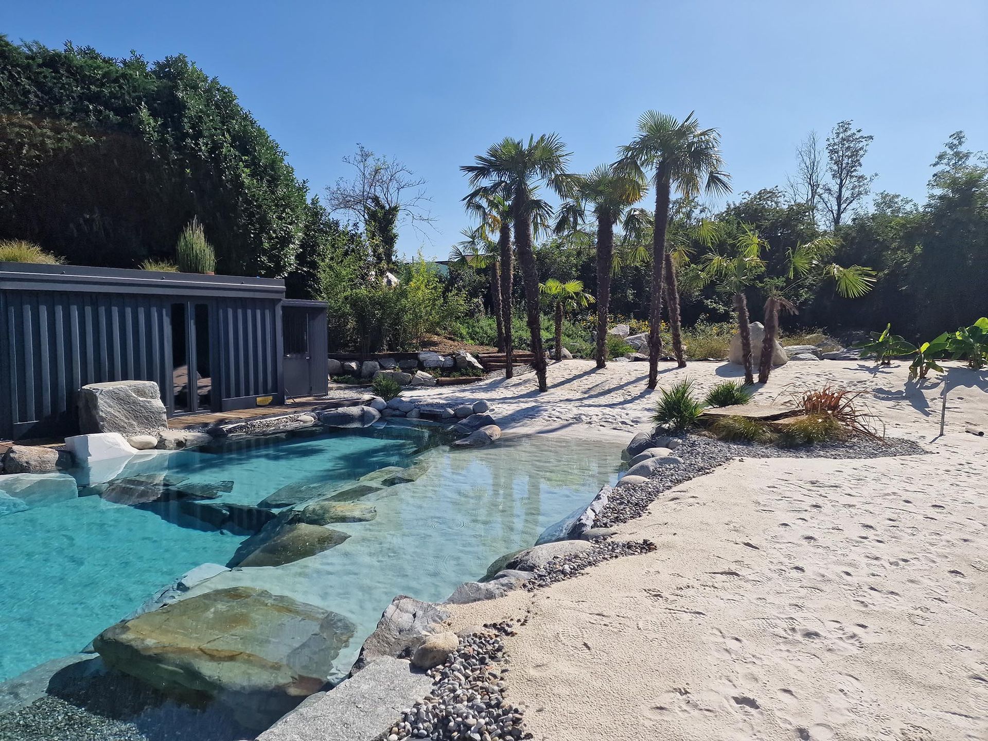 piscina naturale modello Caraibi con sabbia e rocce di Rocks Design