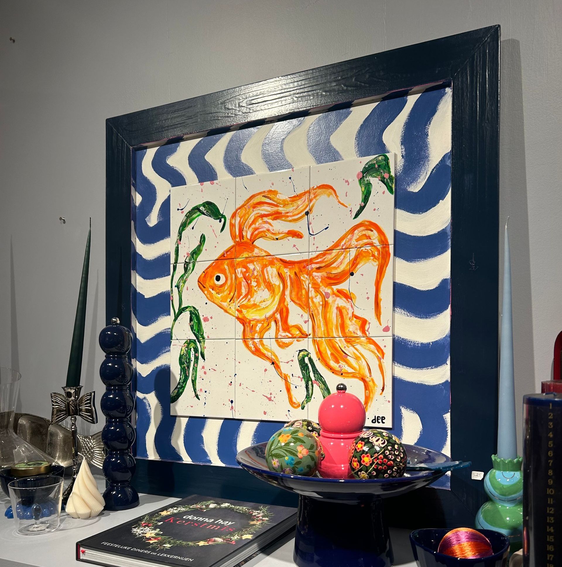 Tegeltableau vis goudvis spetters handbeschilderde tegeltjes afgebakken in oven keukendecoratie wanddecoratie keukendesign interieur kleurrijkwonen. tegeltableaus, tegelkunst, tegeltjekunst, wandtegels, handbeschilderde tegels.