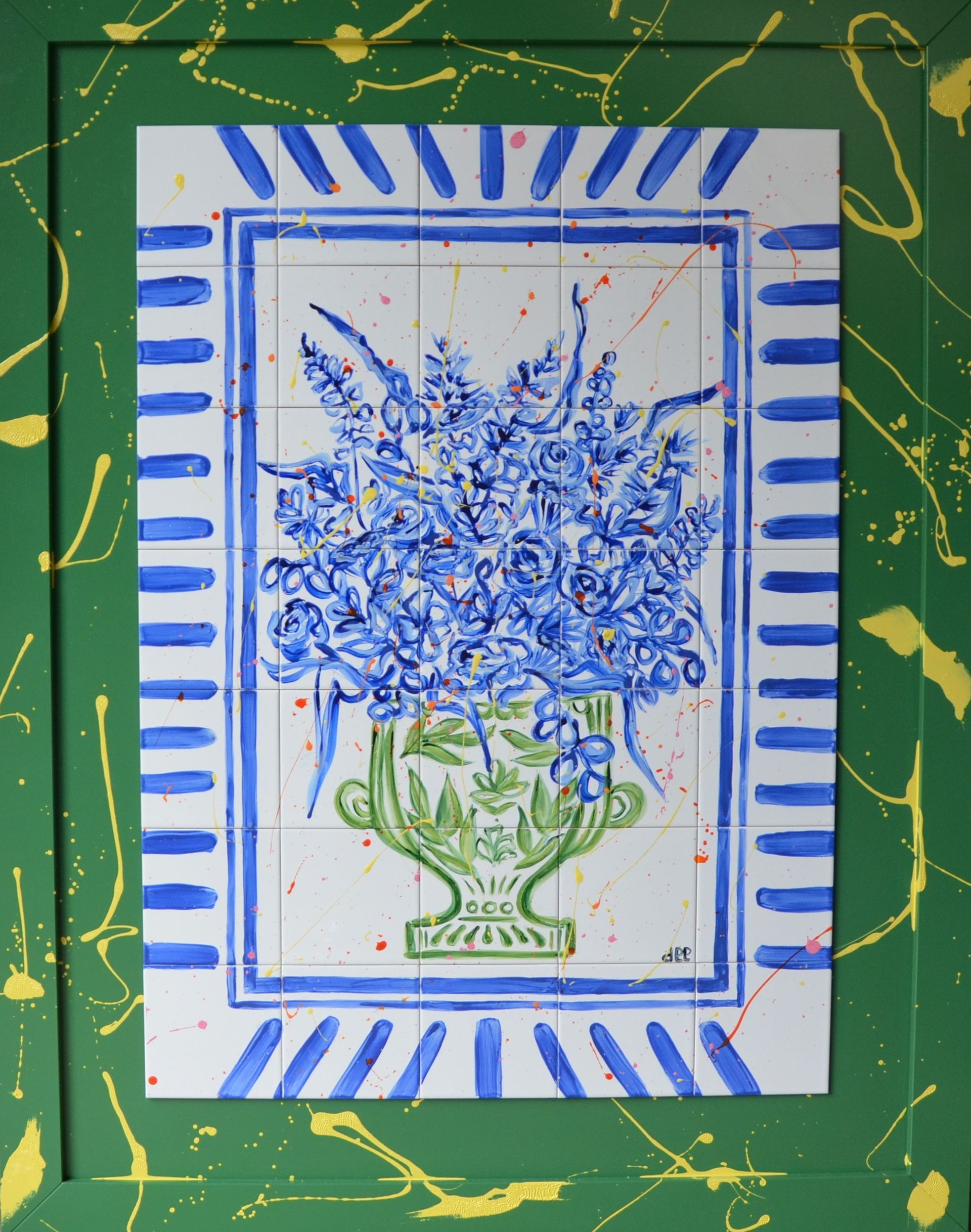 dee blauwe bloemen groot. Bloom. op groene lijst met knalgele spetters. handbeschilderde tegeltjes afgebakken in oven keukendecoratie wanddecoratie keukendesign interieur kleurrijkwonen. tegeltableaus, tegelkunst, tegeltjekunst, wandtegels, handbeschilderde tegels. 