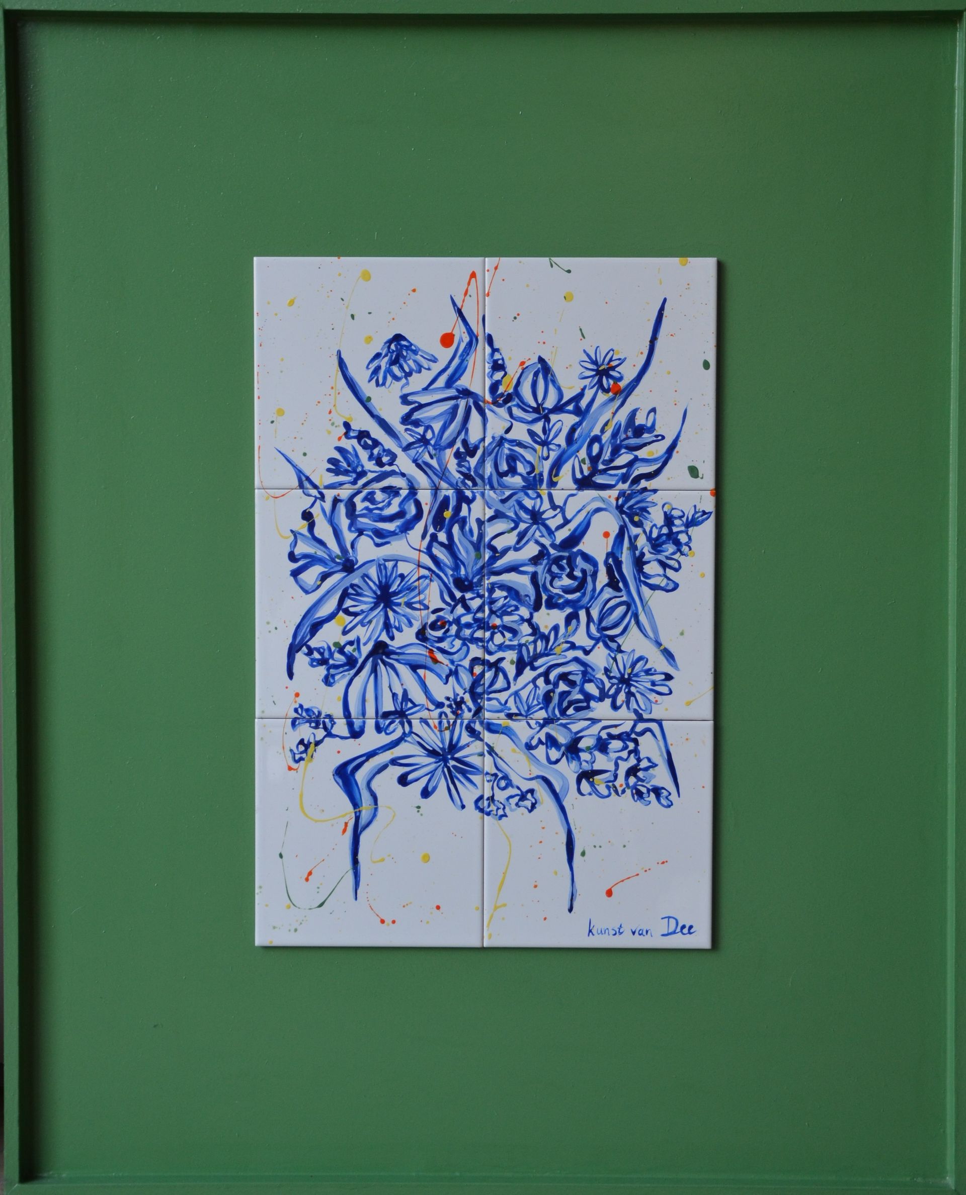 Tegeltableau dee blauw bloemen handbeschilderde tegeltjes afgebakken in oven keukendecoratie wanddecoratie keukendesign interieur kleurrijkwonen. tegeltableaus, tegelkunst, tegeltjekunst, wandtegels, handbeschilderde tegels. 