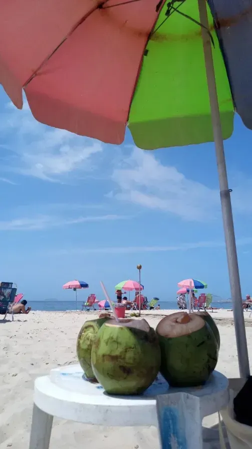 Uma grande piscina com cascata em frente a um prédio.-pousada ocacocar