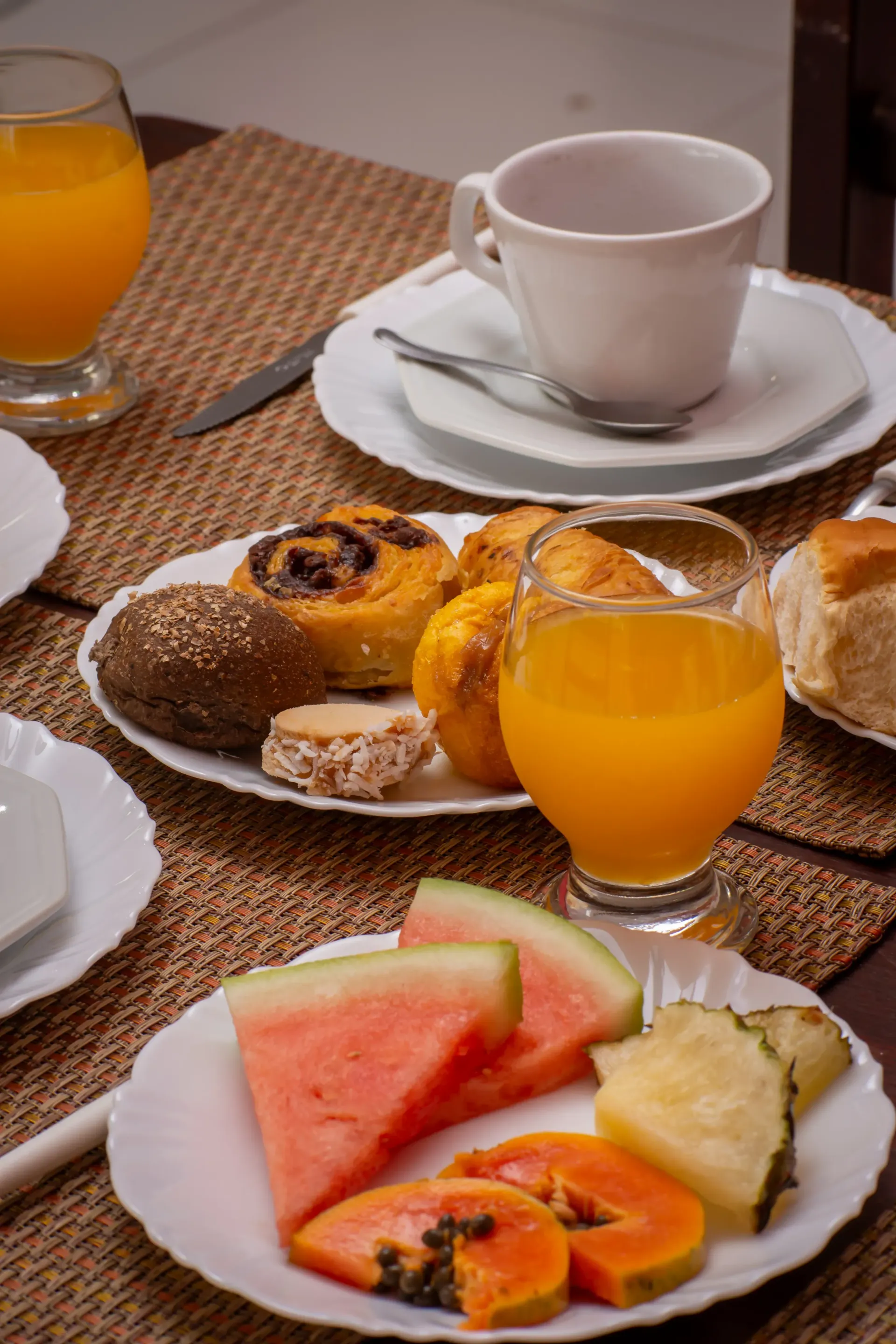 Uma vista aérea de uma praia com um barco na água.-pousada ocacocar