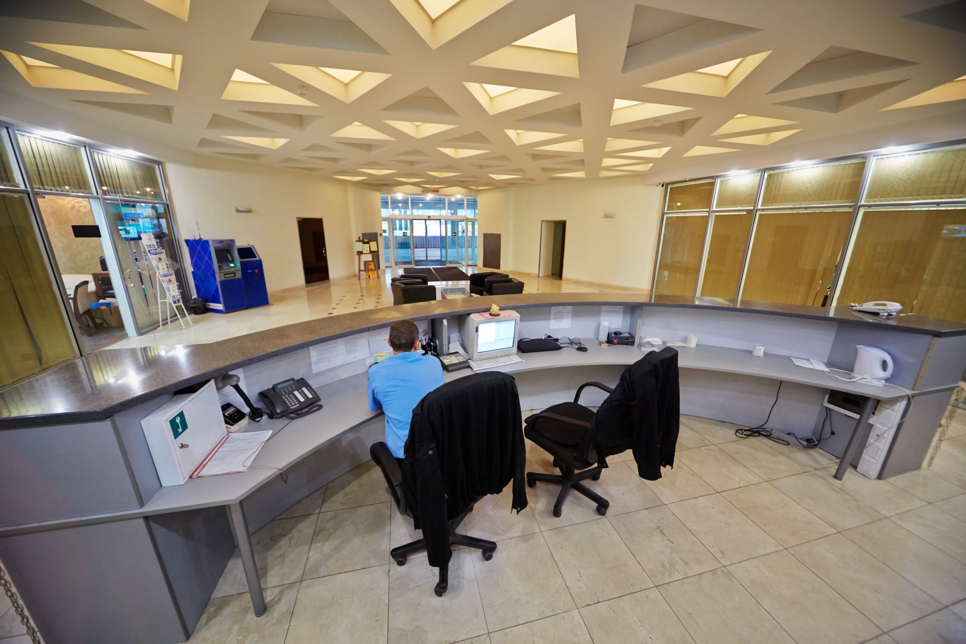 Un homme est assis à un bureau dans un bureau.
