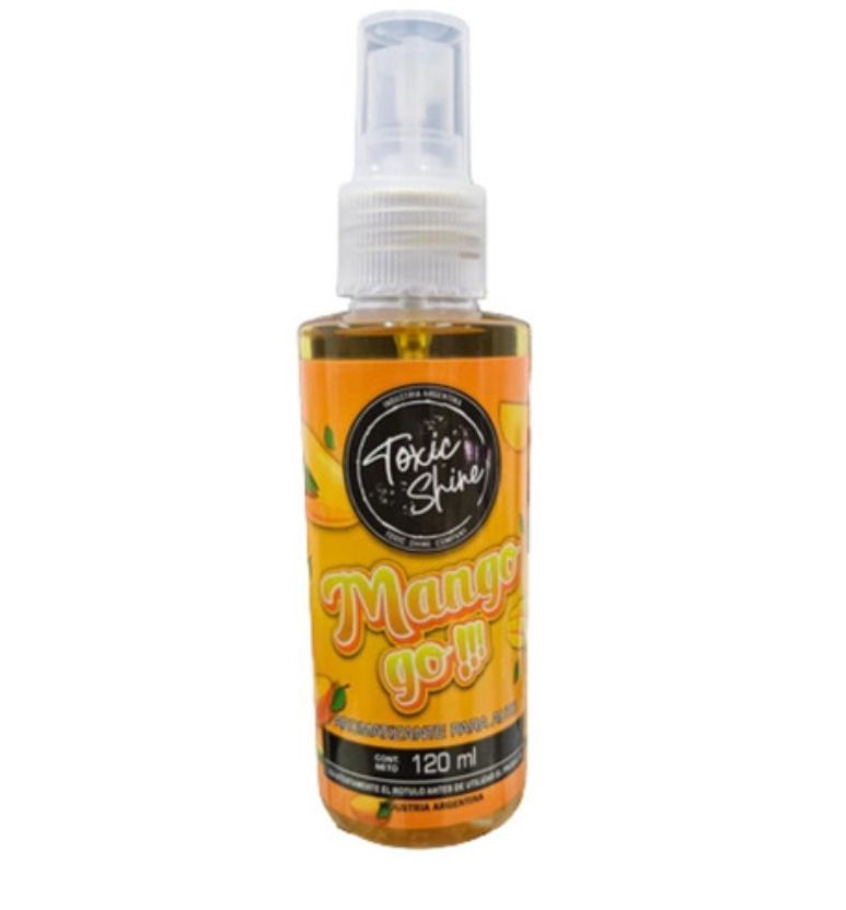 Una botella de spray para cabello con aroma a mango “Toxic Shine” con una etiqueta amarilla y una boquilla
