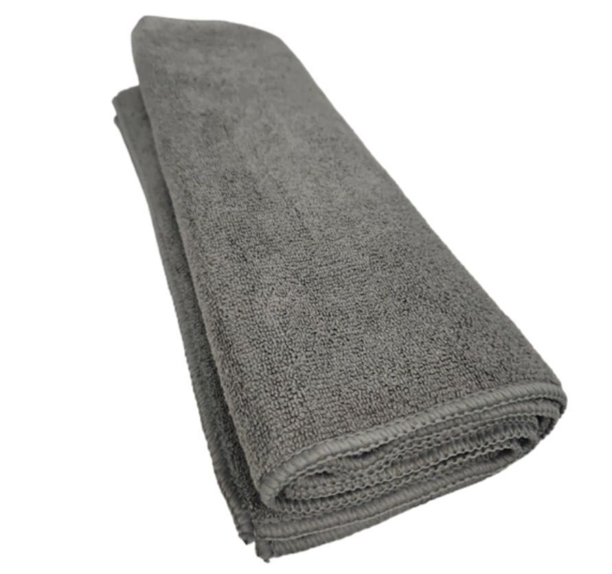 Paño de limpieza de microfibra gris, doblado.