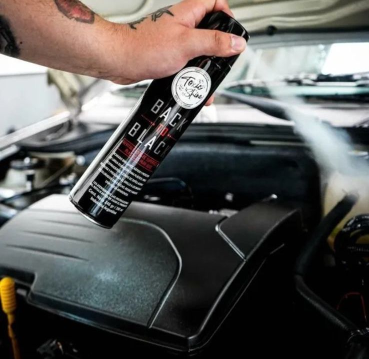 Lata de aerosol negra con la etiqueta 