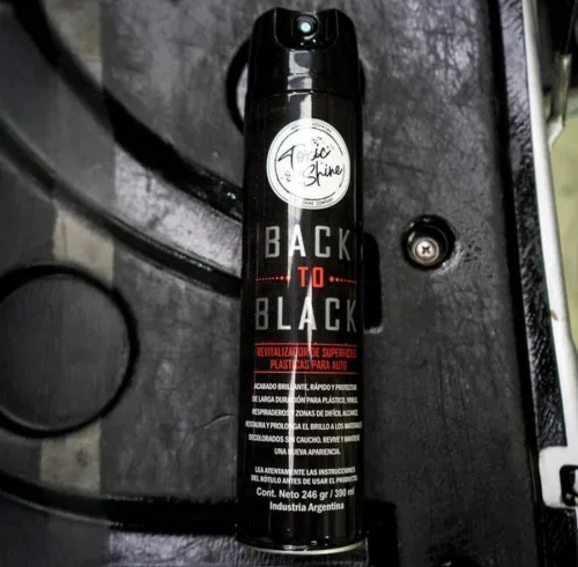 Lata de aerosol negra con la etiqueta "Back to Black" sobre una superficie con textura oscura.