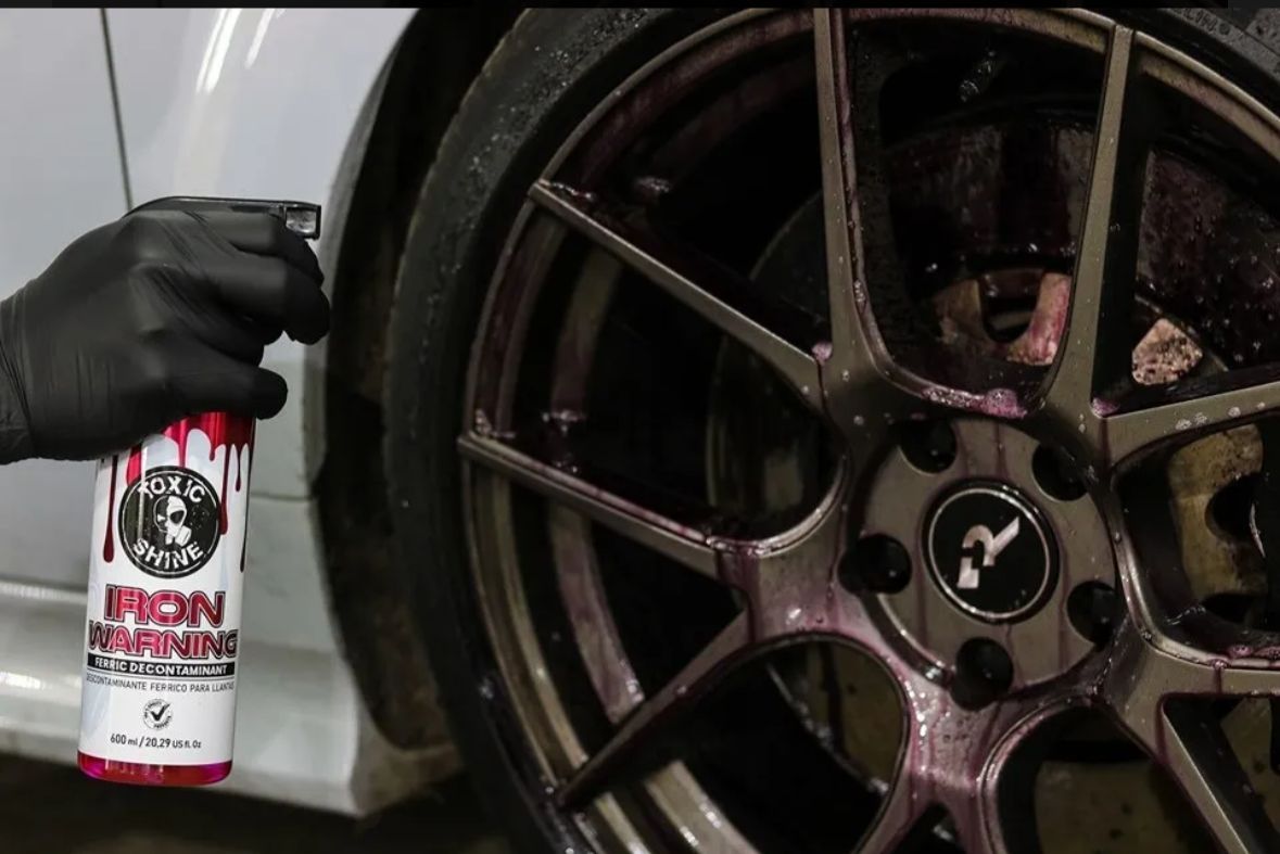 Botella de limpiador de neumáticos Toxic Shine Iron Warning con tapa negra y detalles en rojo.
