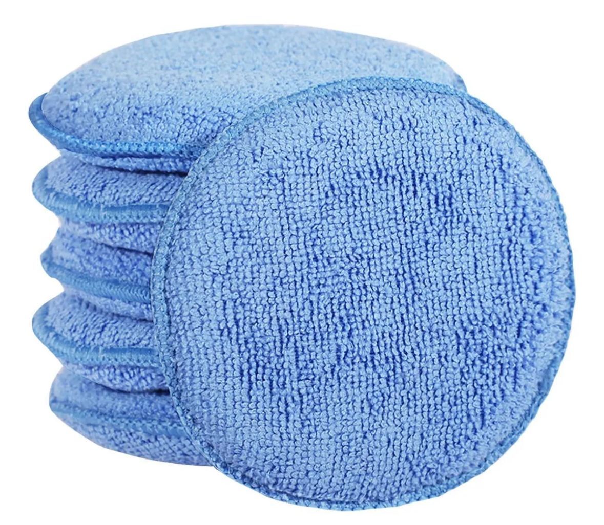 Pila de almohadillas aplicadoras de microfibra de color azul.