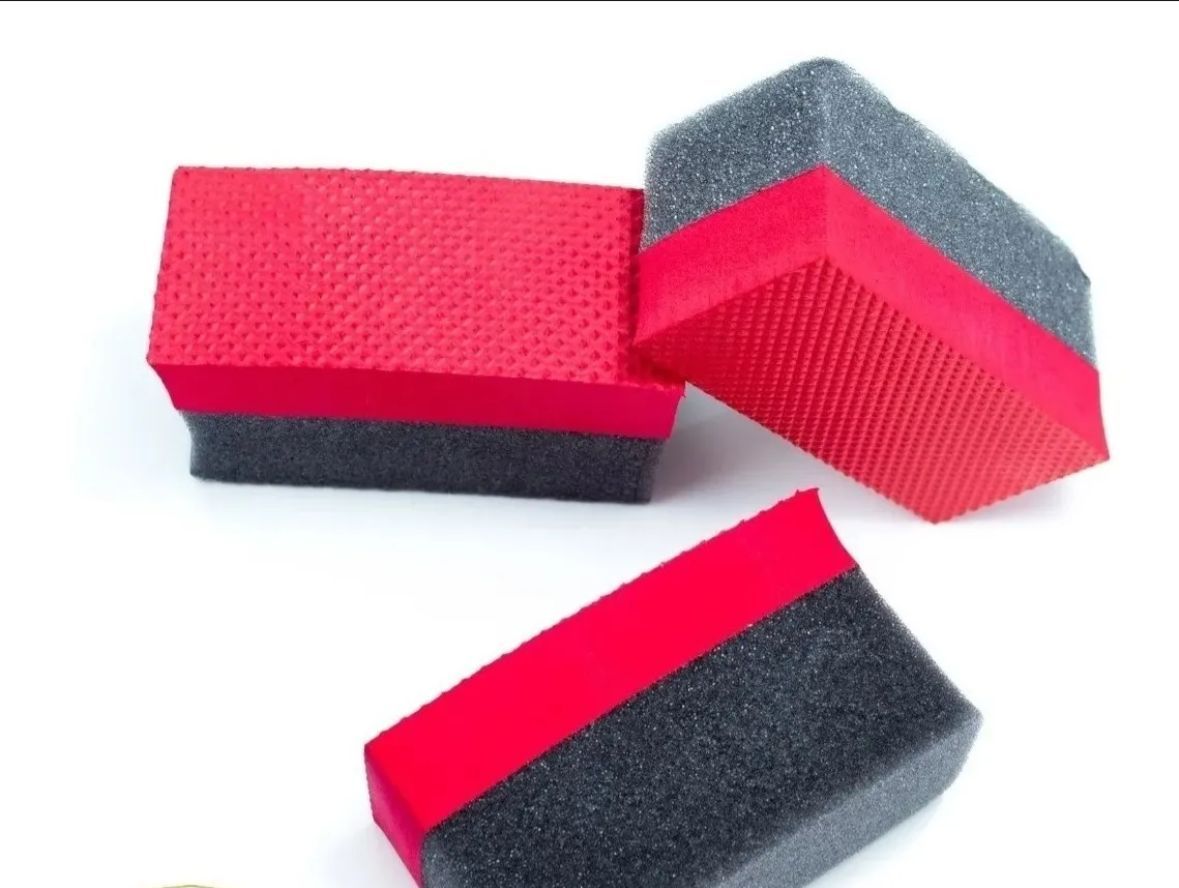 Tres almohadillas aplicadoras rectangulares para detalles de automóviles, de espuma negra con tapas de microfibra roja.