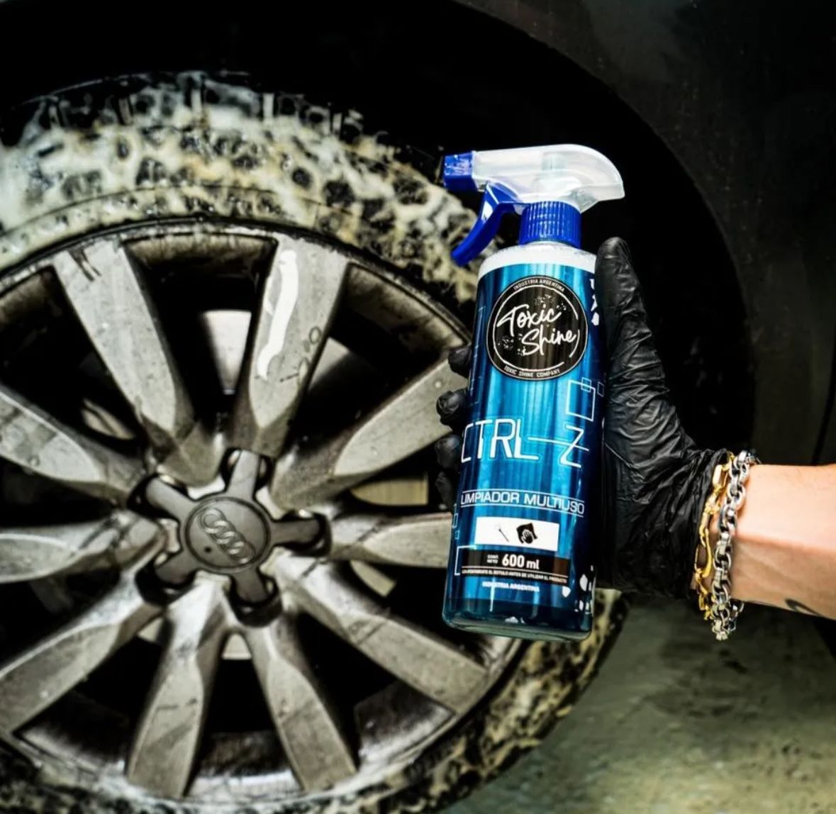 Botella de limpiador multiusos Toxic Shine CTRL-Z azul, tapón negro, 600 ml.