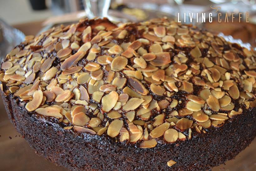 Torta fatta in casa con granella di mandorle