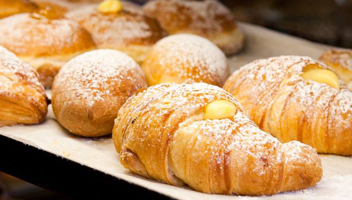 Vassoio con croissant e bomboloni alla crema