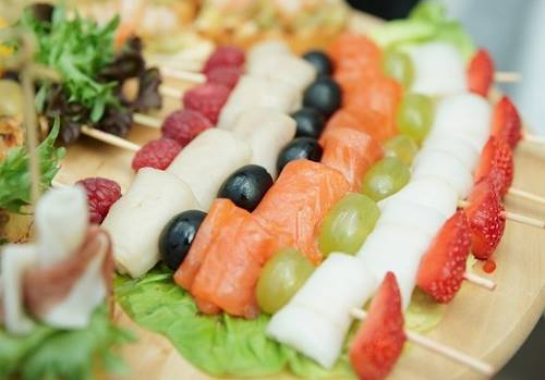 Spiedini a base di pesce e frutta fresca di stagione