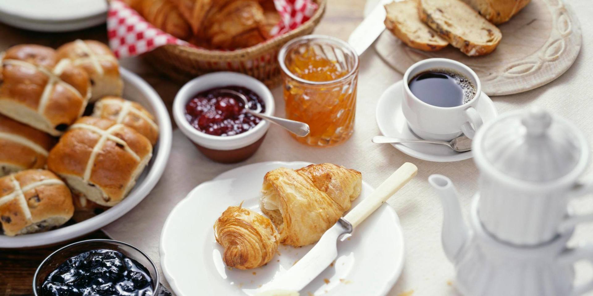 Caffè, brioche appena sfornate e marmellate di frutta fresca