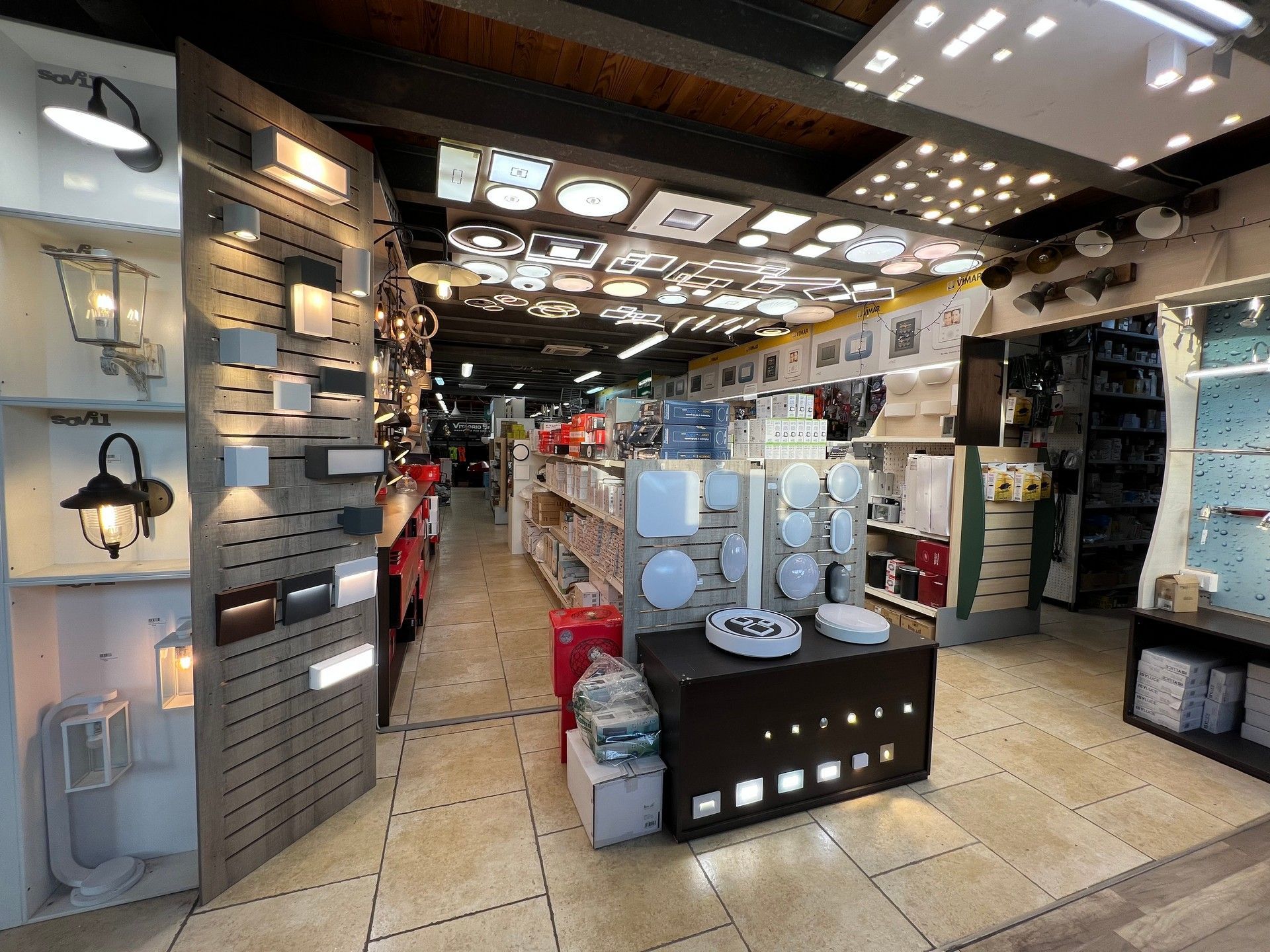 Interno negozio reparto illuminazione ed elettricità, lampadine, lampade, lampadari, sistemi di illuminazione