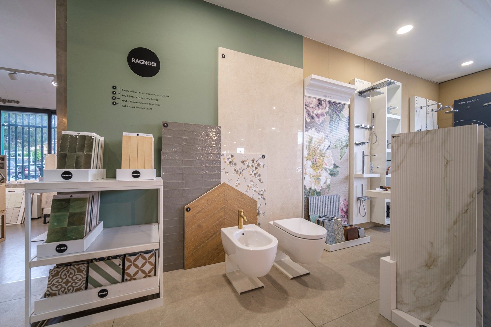 Un bagno con bidet e wc in un negozio.