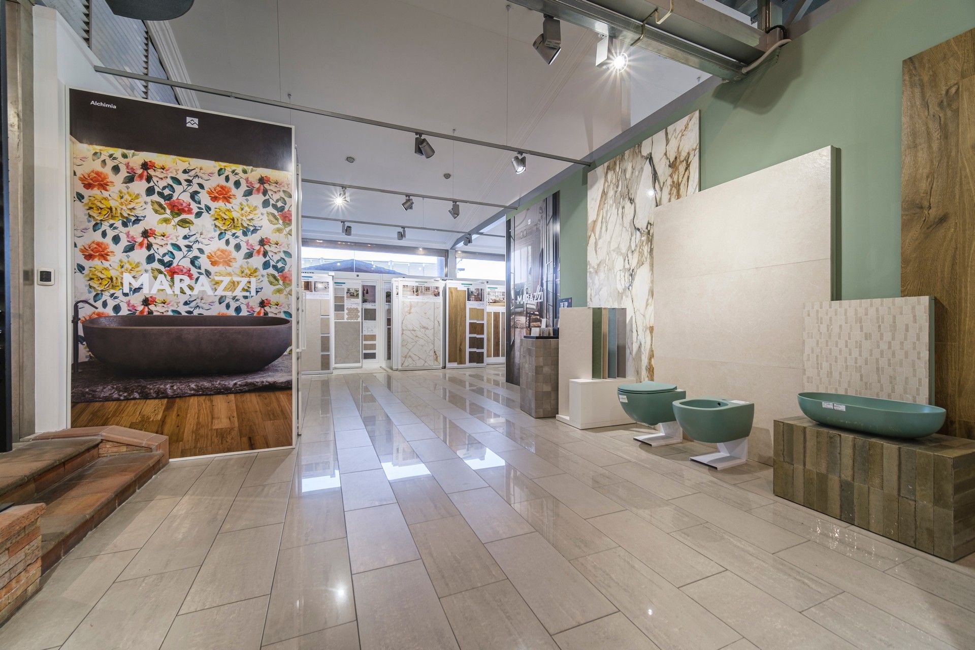 Una grande stanza con vasca e servizi igienici