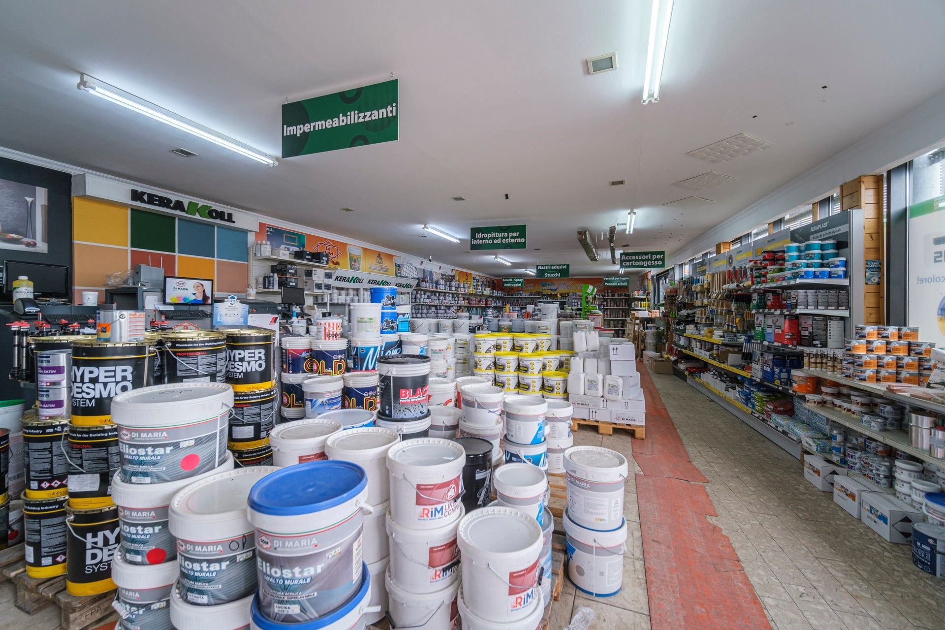 Una grande stanza piena di tanti secchi di vernice.