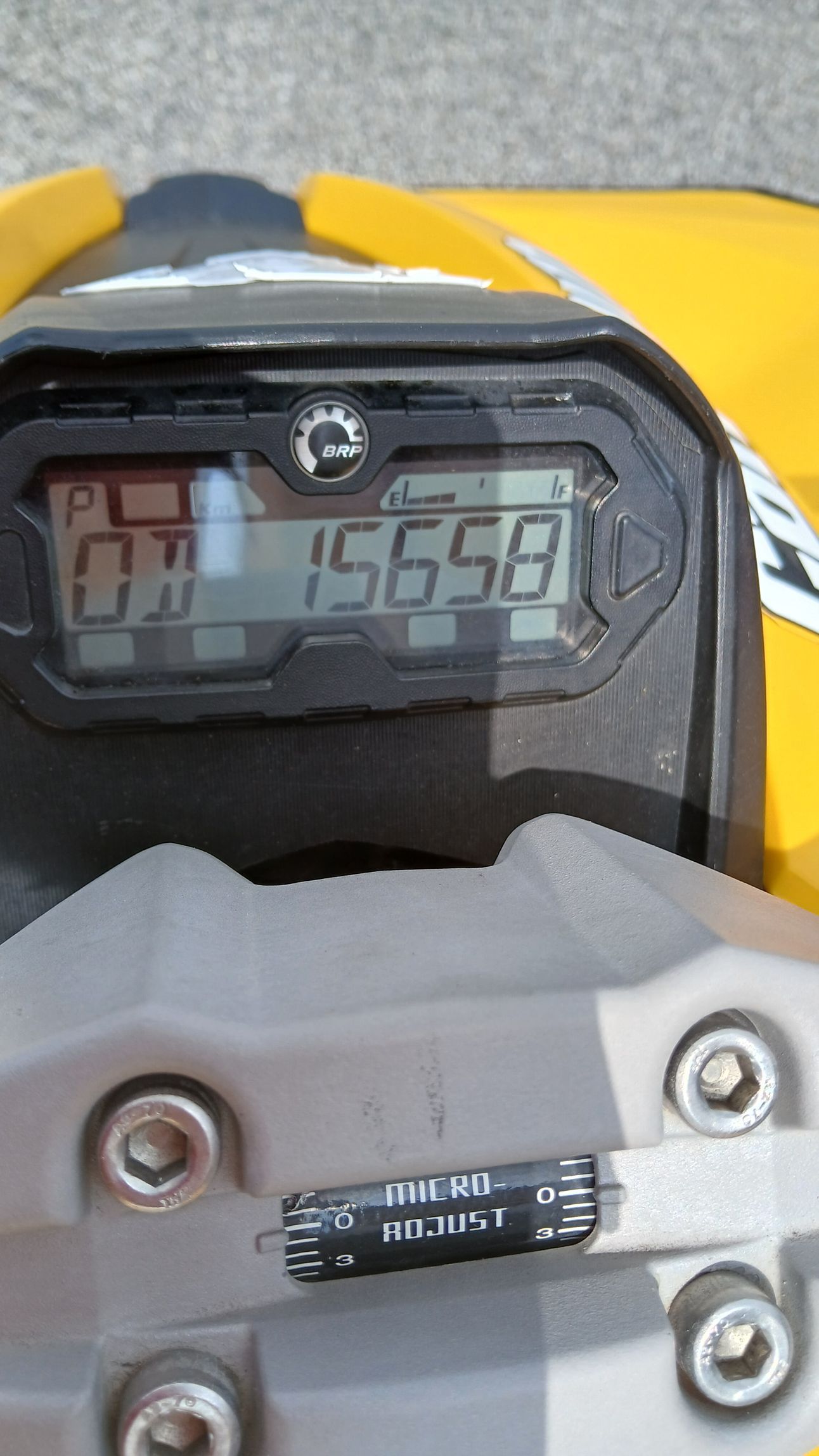 Cruscotto che mostra 15.658 miglia su un veicolo fuoristrada. Una piccola parte con del testo si trova sotto.