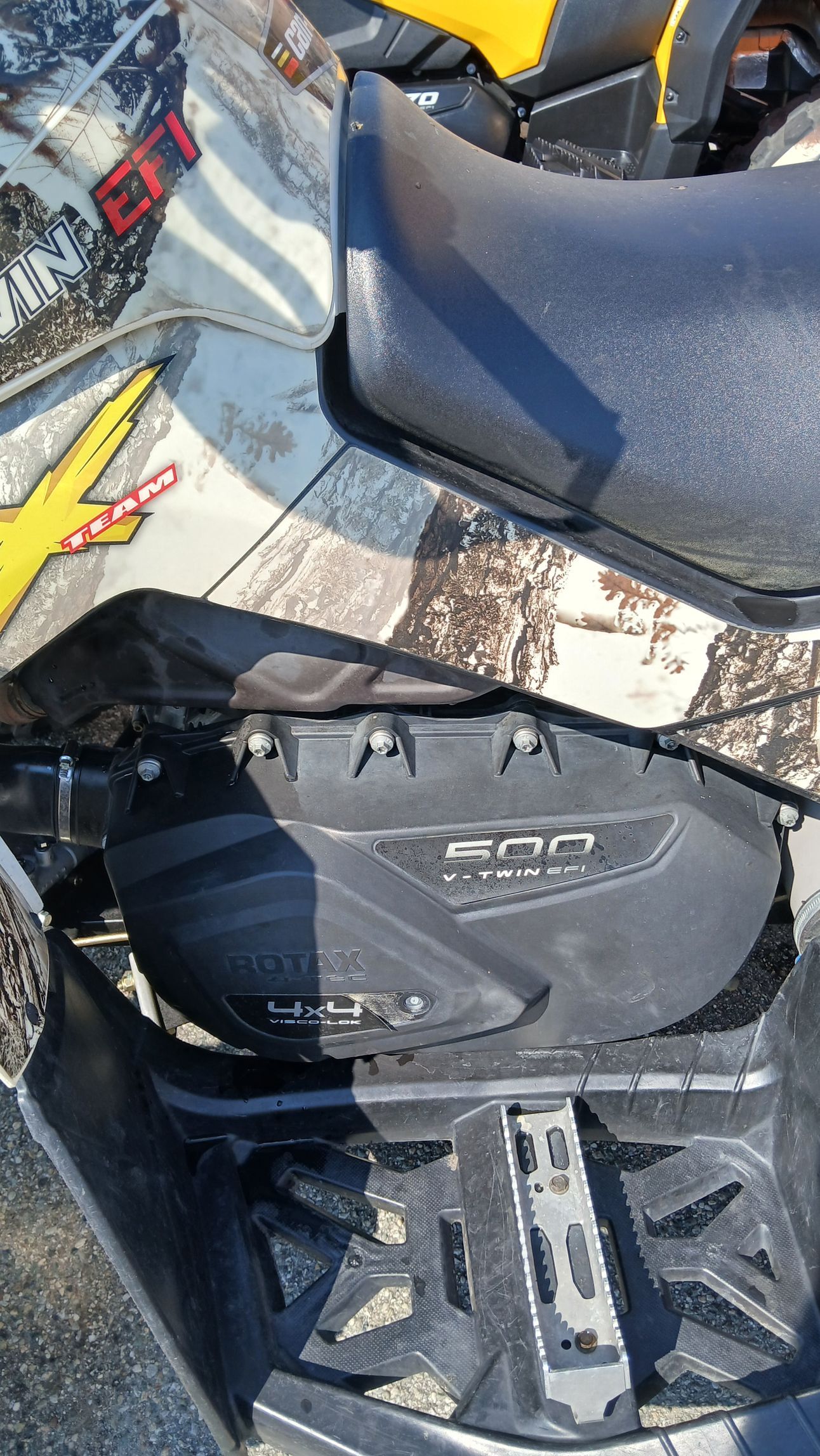 Coperchio del motore della motoslitta con etichetta 