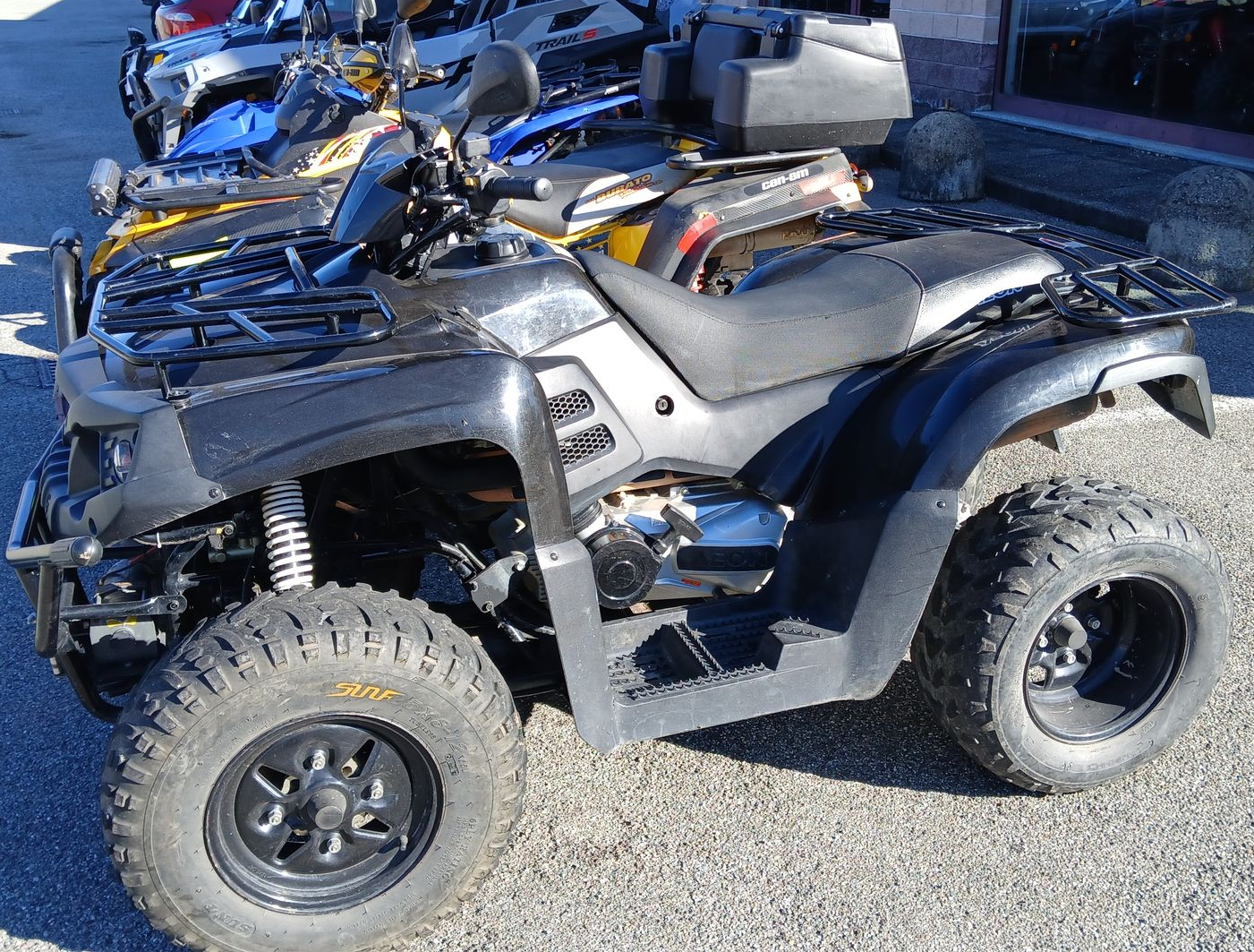 Quad nero parcheggiato fuori.