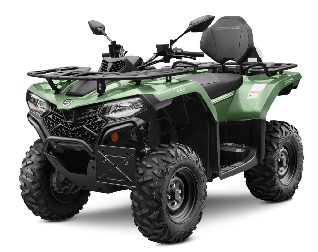 Quad verde con pneumatici e portapacchi neri, leggermente inclinato verso destra.