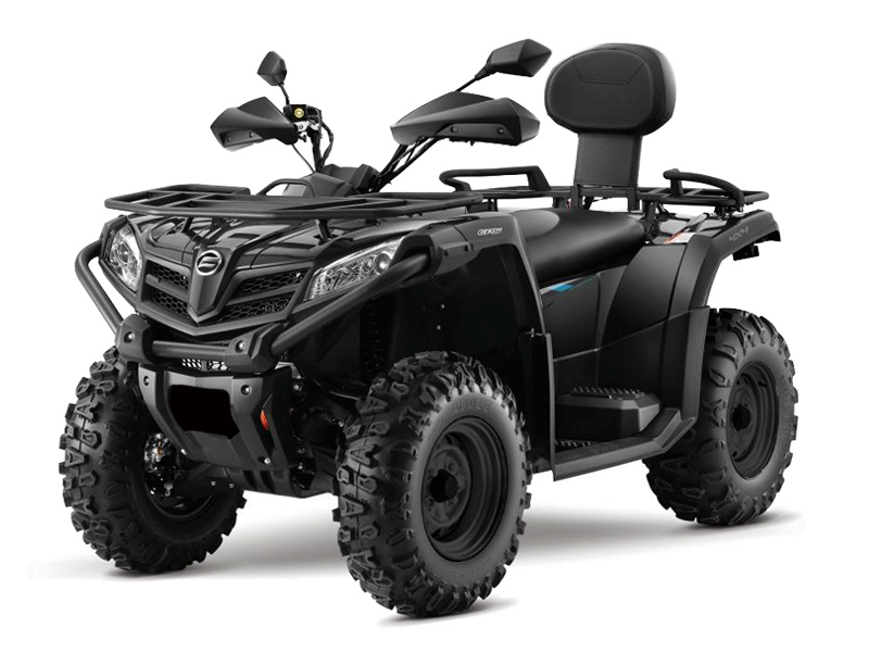 ATV nero con pneumatici di grandi dimensioni e sedile posteriore per il passeggero.