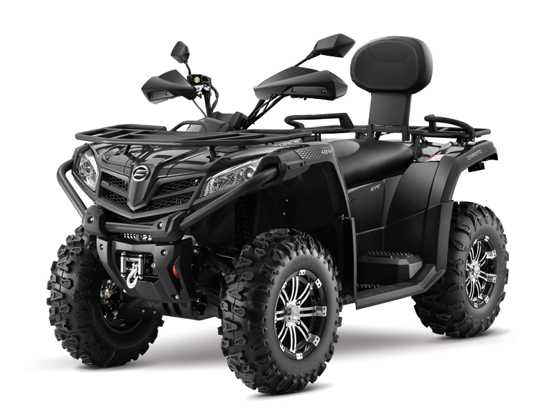 Quad nero su sfondo bianco con pneumatici di grandi dimensioni, fari anteriori e schienale per il passeggero.