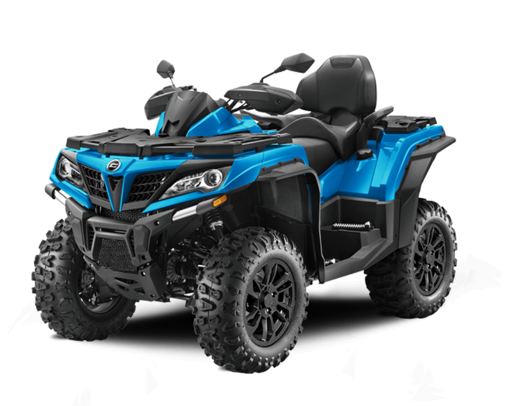 Veicolo fuoristrada (ATV) blu con pneumatici e dettagli neri, su sfondo bianco.