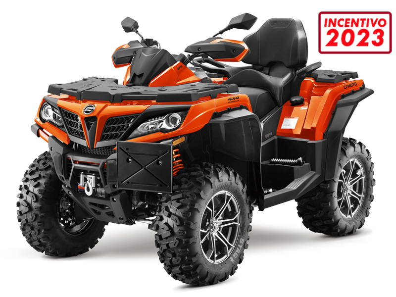 Quad arancione e nero con pneumatici di grandi dimensioni, con la scritta 