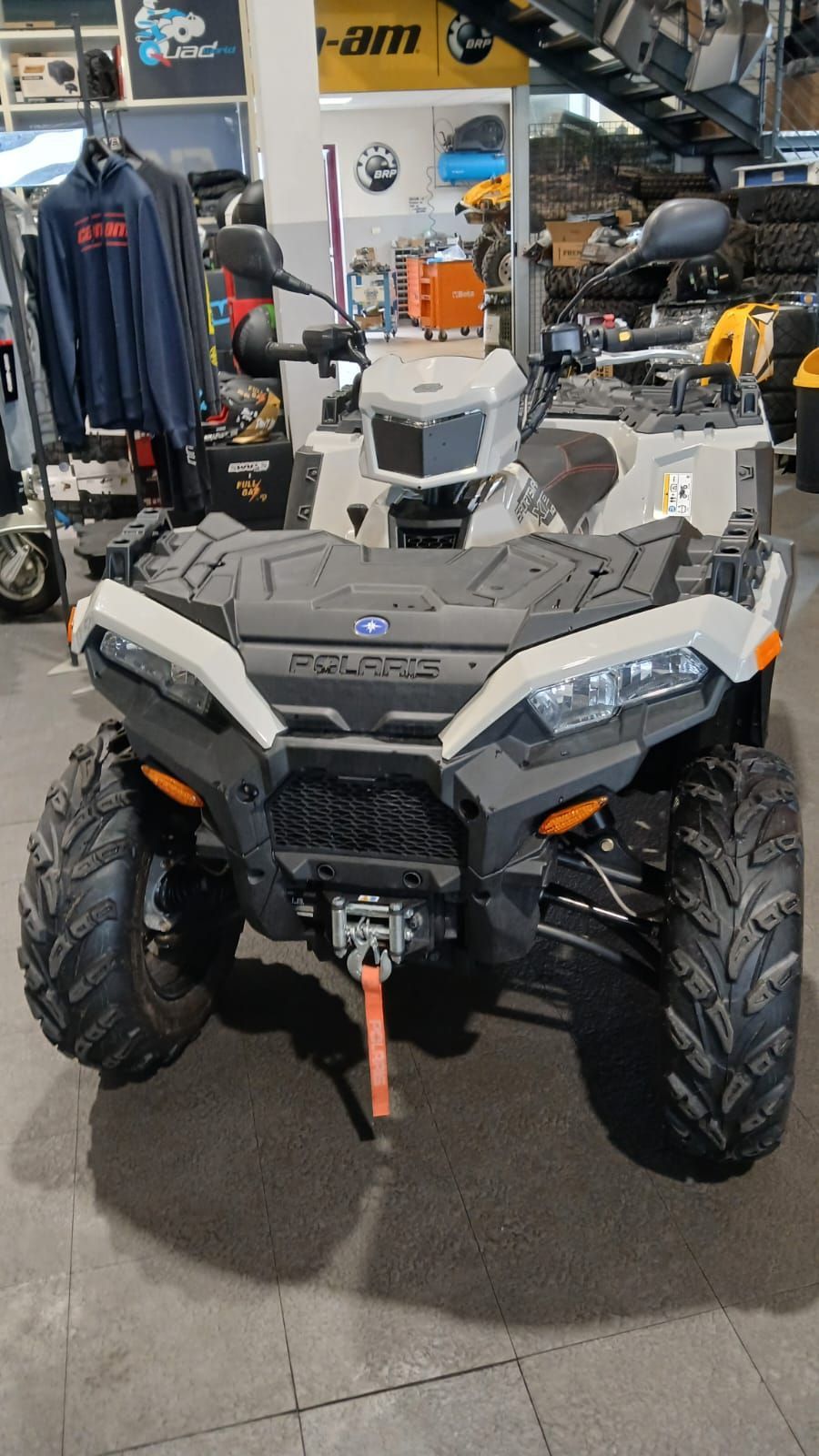 ATV Polaris grigio in uno showroom.