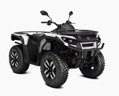 ATV bianco e nero con pneumatici grandi e paraurti anteriore.
