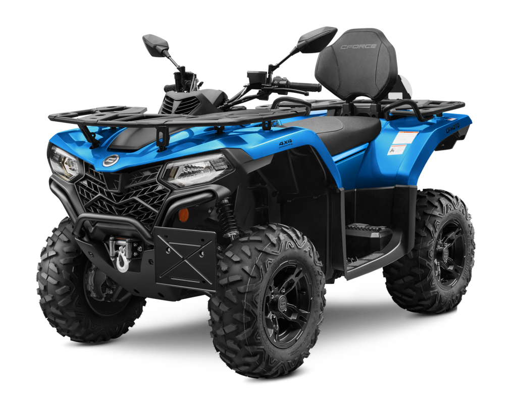 Veicolo fuoristrada (ATV) blu con dettagli neri e pneumatici grandi e robusti, su sfondo bianco.