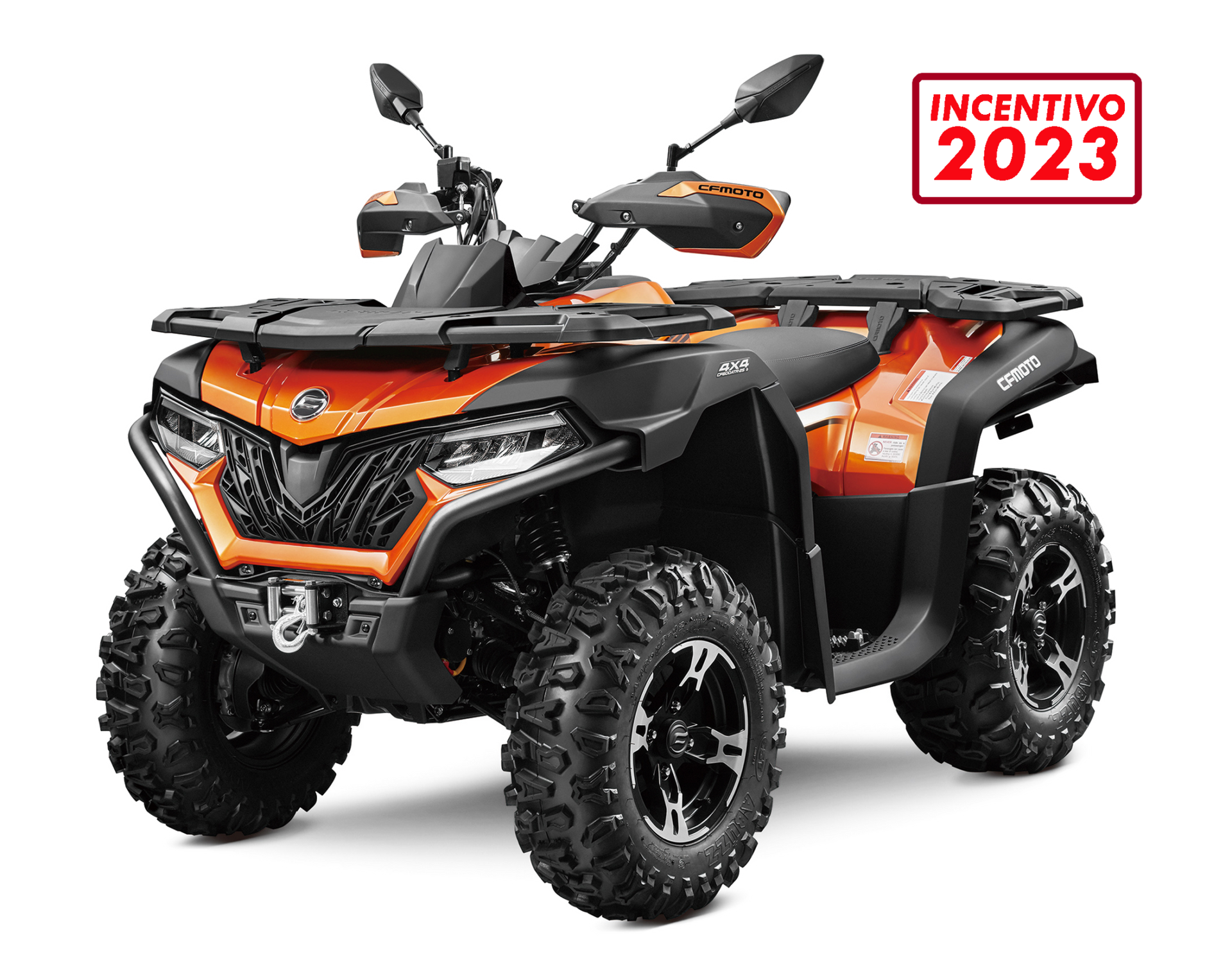 Quad arancione e nero con pneumatici di grandi dimensioni, cartello 