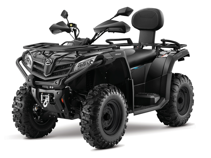 Quad nero con pneumatici grandi, portapacchi anteriore e posteriore e sedile passeggero.